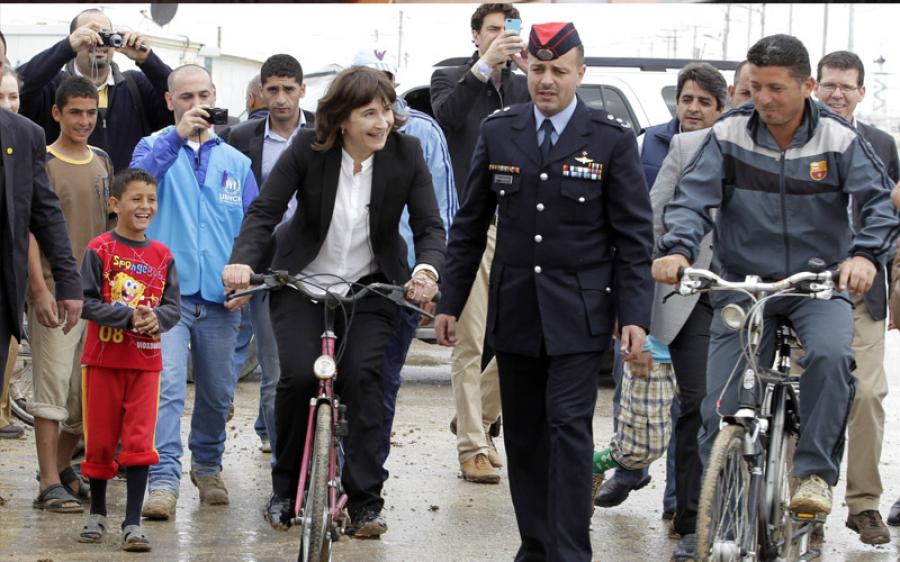 هولندا توزع دراجات هوائية على اللاجئين السوريين في الزعتري
