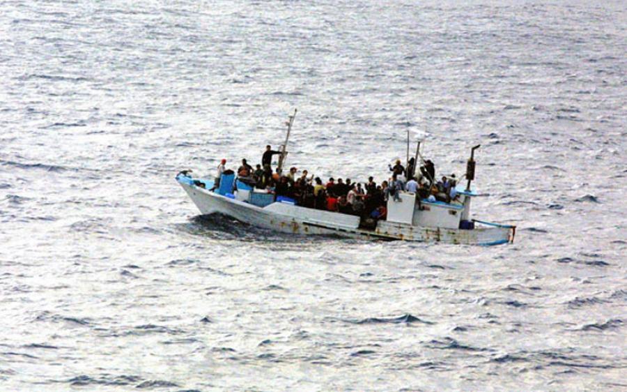 السلطات الأيطالية تنقذ 800 مهاجر من سوريا على متن قوارب الموت قرب سواحلها