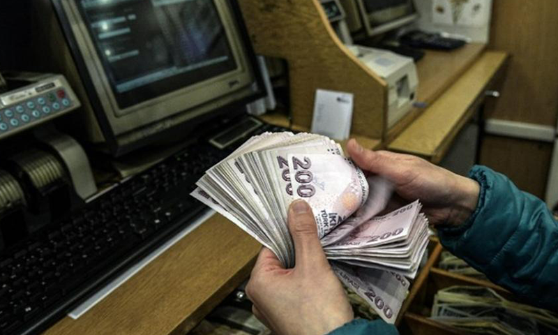 تركيا توضح سبب انخفاض قيمة الليرة أمام الدولار