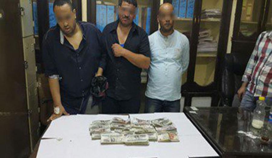 القبض على عصابة سرقت آلاف الدولارات و الجنيهات من تاجر سوري في مصر