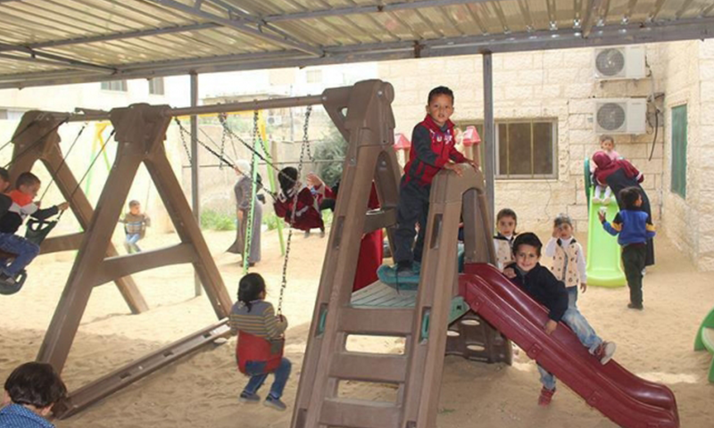 الدعم النفسي لأطفال سوريين بالأردن يزيل حواجز عدم الاندماج لديهم