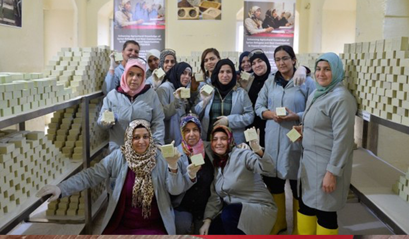 نساء سوريات وتركيات يتشاركن تجربة صناعة الصابون الحلبي