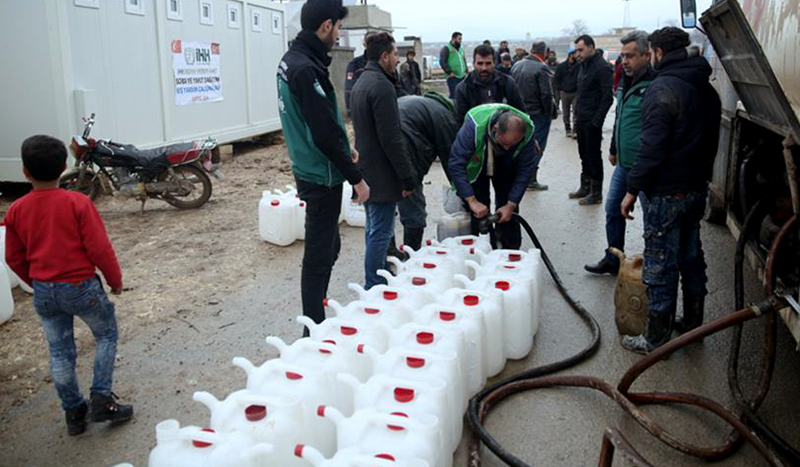 هيئة الإغاثة التركية توزع الوقود على اللاجئين في مخيمات حلب السورية