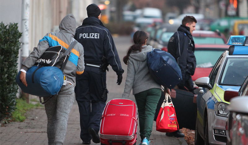 لماذا أثارت المرشحة لخلافة ميركل قضية ترحيل لاجئين سوريين من ألمانيا؟