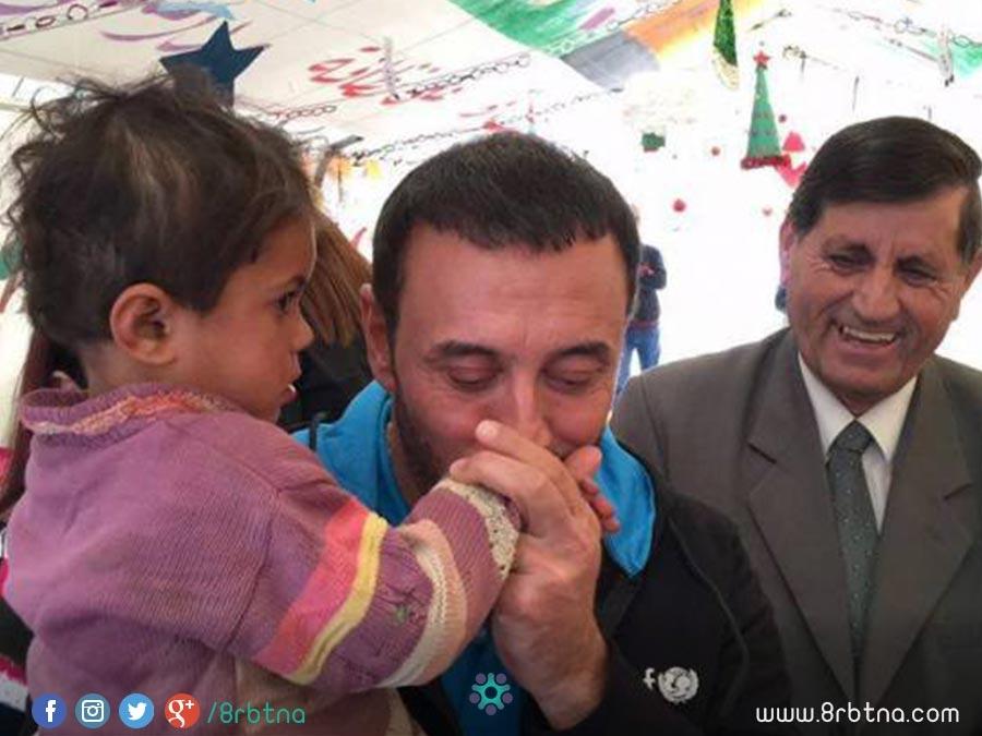 بالصور.. كاظم الساهر  يزور الأطفال السوريين في إحدى مخيمات لبنان 