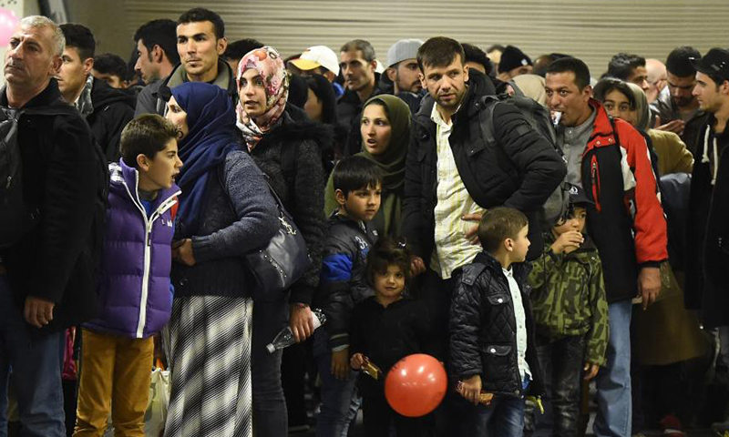 لماذا رفضت الدنمارك تجديد الإقامات الإنسانية للاجئين السوريين؟