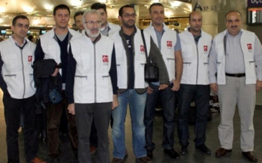 أعضاء منظمة “أطباء حول العالم” التركية يتبرعون لأطباء سوريا براتب شهر