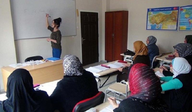 وزارة التعليم التركية تطلق دورات مجانية لتدريس اللغة التركية لأمهات الطلاب السوريين وزارة التعليم التركية تطلق دورات مجانية لتدريس اللغة التركية لأمهات الطلاب السوريين