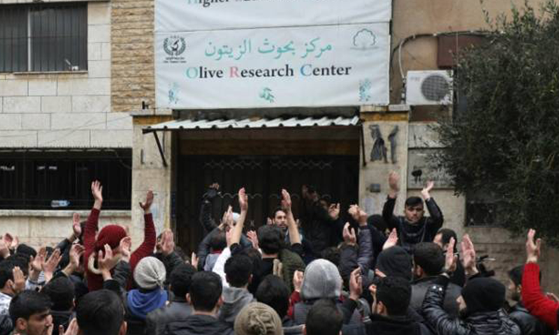 إدلب.. احتجاجات طلابية جراء إغلاق جامعات