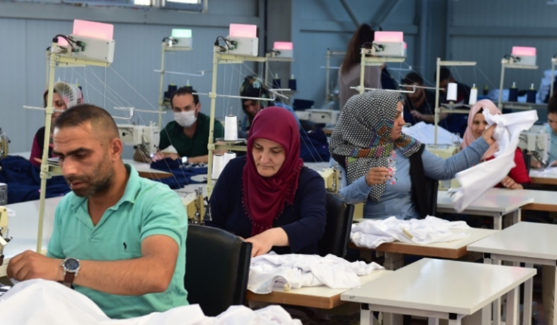 دراسة: نسبة السوريات العاملات في بلاد اللجوء أعلى بكثير عما كانت عليه في سوريا