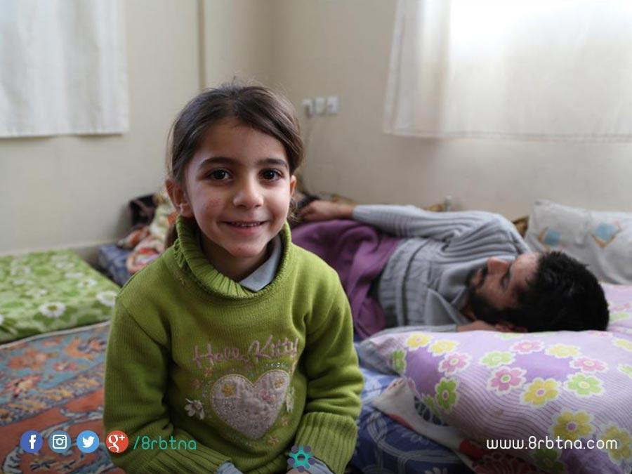 تركيا تفرح قلب طفلة سورية ناشدت الأطباء بعلاج والدها الذي فقد سمعه و بصره 