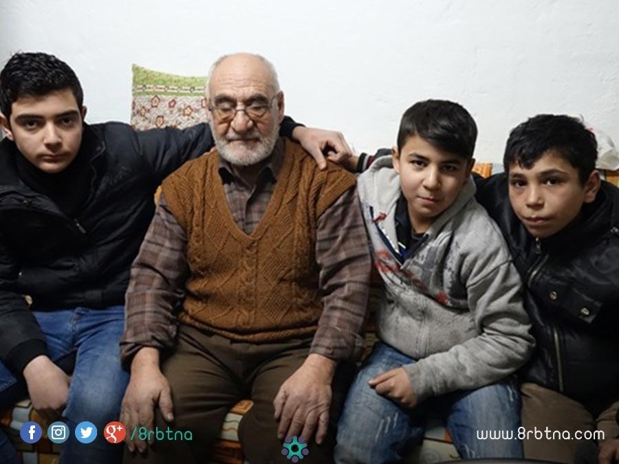تركي مسن يستضيف عائلة سورية على نفقته الخاصة.. وداوود أوغلو يشكره