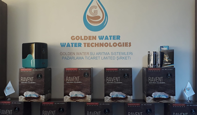 Golden water تساهم في توفير شراء المياه المعدنية على العائلة السورية في تركيا Golden water تساهم في توفير شراء المياه المعدنية على العائلة السورية في تركيا