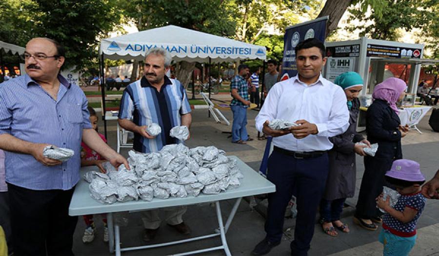 السوريون يقدمون وجبات افطار للمواطنين الأتراك