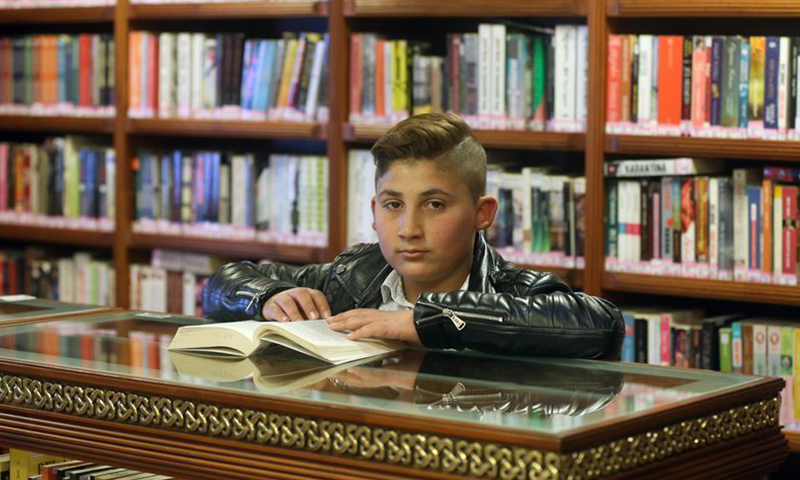 طفل سوري يفوز بجائزة “القارئ الاستثنائي” في تركيا