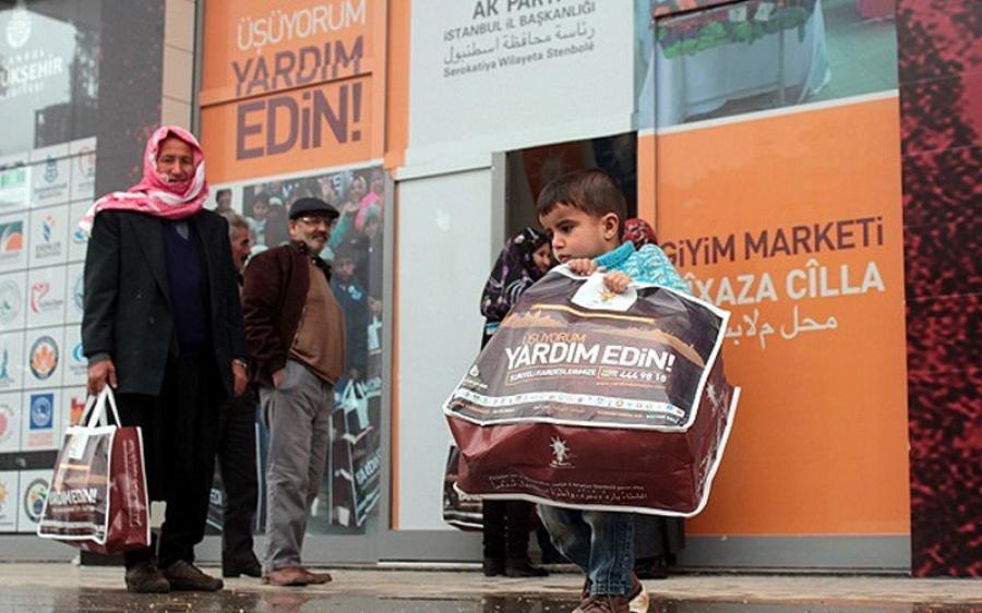 4 مخازن تركية في شانلي أورفة تقدم ملابس للسوريين