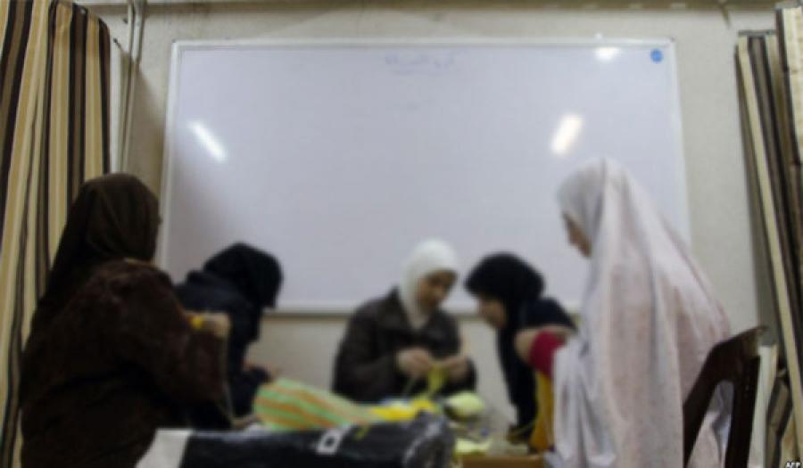 نساء سوريات يتحدين الحاجة في مخيمات العراق