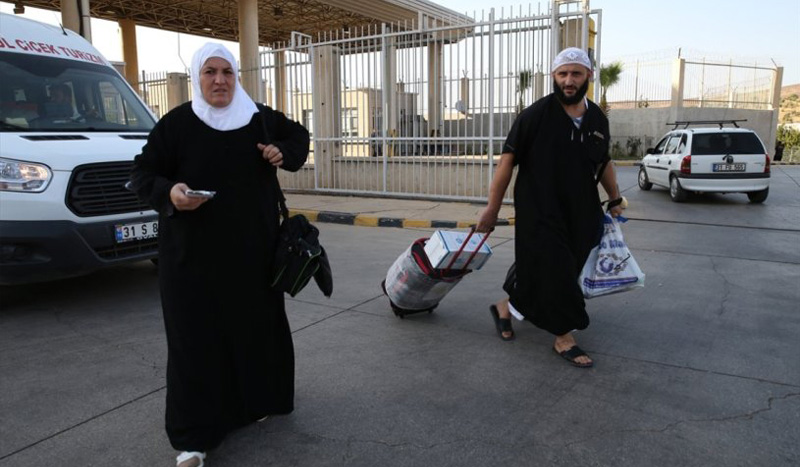 الحجاج السوريون يعودون إلى سوريا عبر تركيا الحجاج السوريون يعودون إلى سوريا عبر تركيا