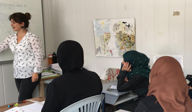 سيدات سوريات يتممن دورة محو الأمية في اللغة التركية سيدات سوريات يتممن دورة محو الأمية في اللغة التركية