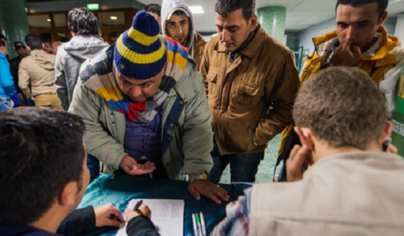 حكم جديد يعطي أملاً للاجئين السوريين في السويد بـ"لم شمل" عائلاتهم