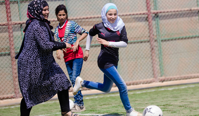 أرسنال ينشر صورة لاجئة سورية.. كرة القدم ليست للفتيان فقط