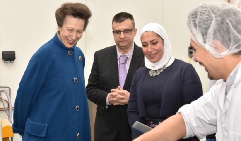 من الصيدلة إلى صناعة الجبن... قصة نجاح لاجئة سورية في بريطانيا (فيديو) من الصيدلة إلى صناعة الجبن... قصة نجاح لاجئة سورية في بريطانيا (فيديو)