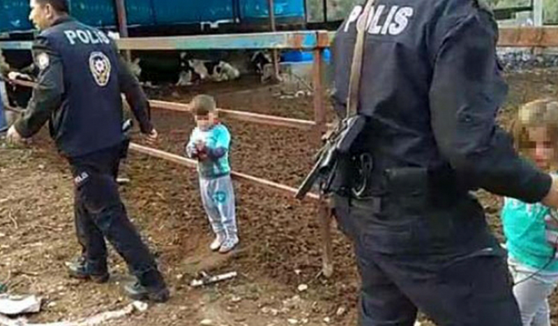 الشرطة التركية تعتقل أب سوري قام بربط أطفاله بسياج حظيرة