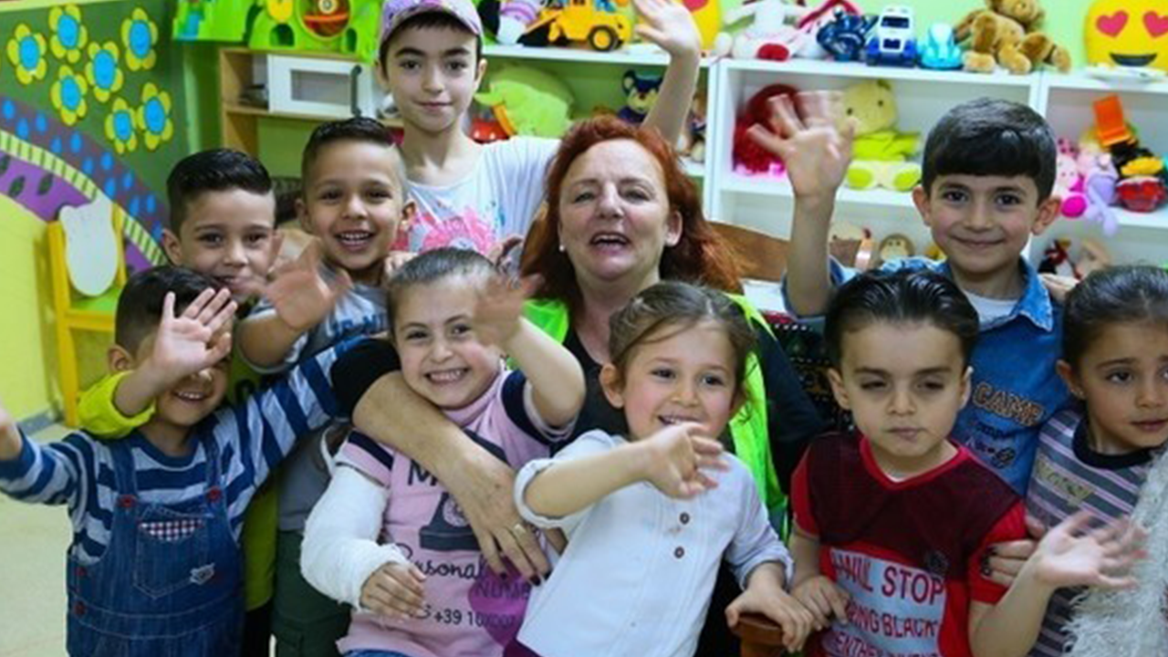 سيدة إيرلندية تنتقل للعيش في تركيا لإضفاء البسمة على وجوه اللاجئين