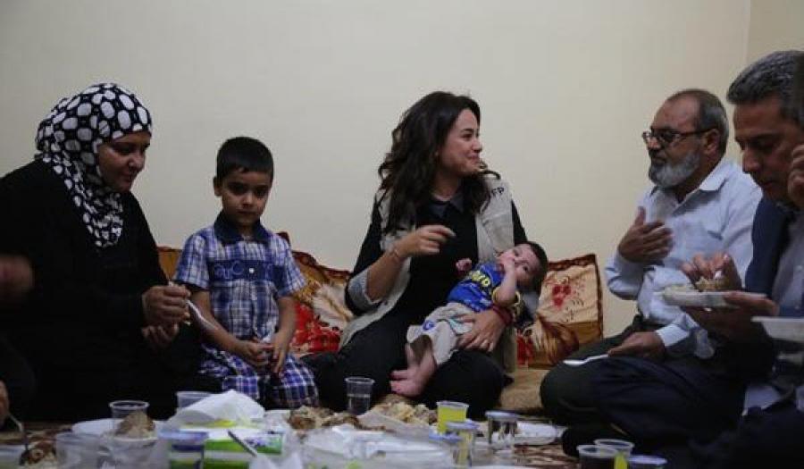 الفنانة ​هند صبري تتناول الإفطار مع عائلة سورية لاجئة بالأردن