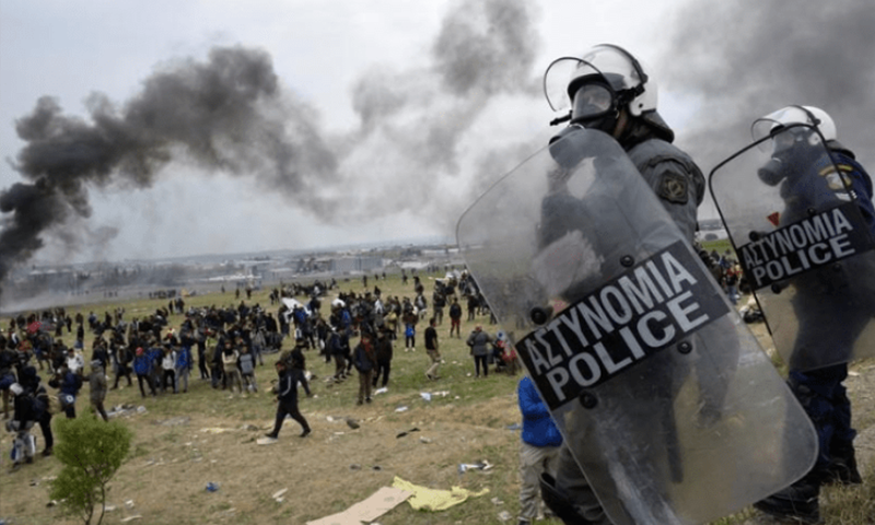 الشرطة اليونانية تشتبك مع مهاجرين لمنعهم من تجاوز الحدود