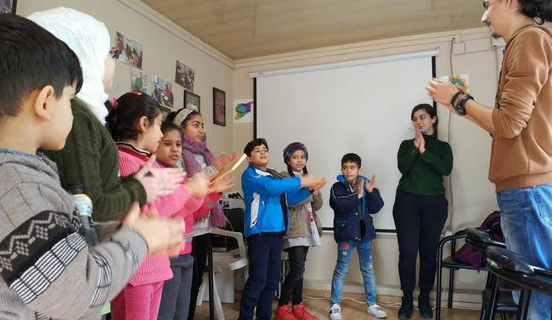 طلاب جامعيون أتراك يتطوعون لمساعدة أطفال سوريين