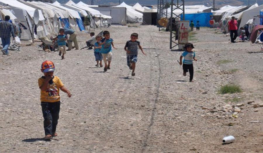 أطفال اللاجئين السورريين بانتظار العيد في موطنهم