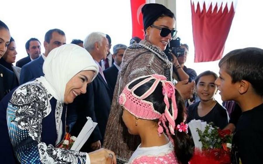 زيارة عقيلة رئيس الجمهورية السيدة أمينة أردوغان و والدة أمير قطر الشيخة موزة اللاجئين السوريين