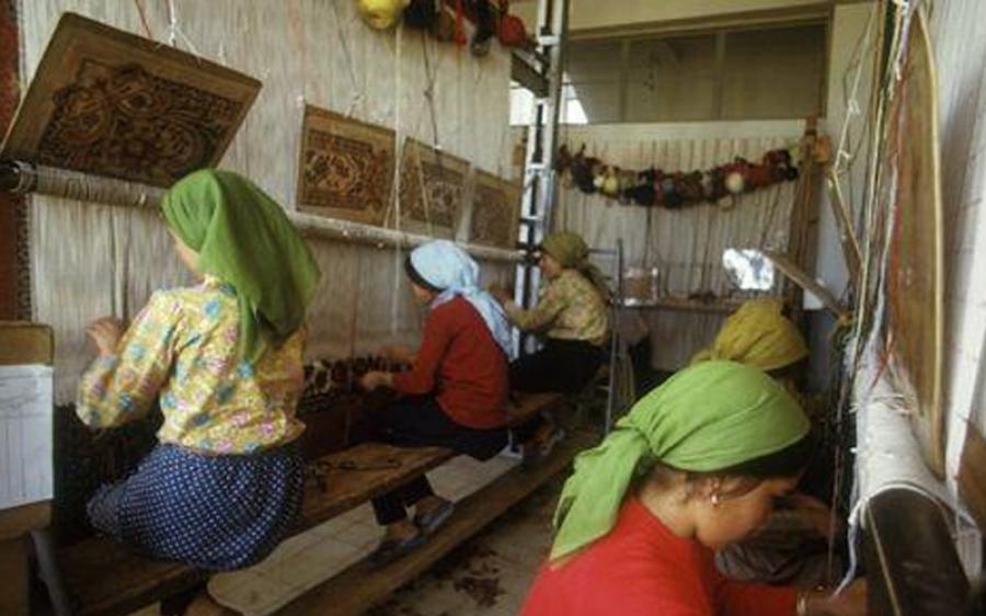 لاجئات سوريات في تركيا تحترفن صناعة السجاد