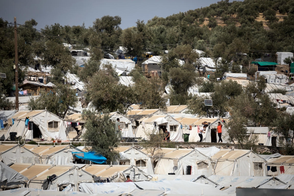 مرحاض لكل 100 شخص.. الأمم المتحدة تطالب اليونان بنقل لاجئين من جزرها