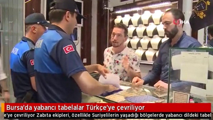 الشرطة التركية تنذر السوريين في بورصة لتغيير لافتات المحلات
