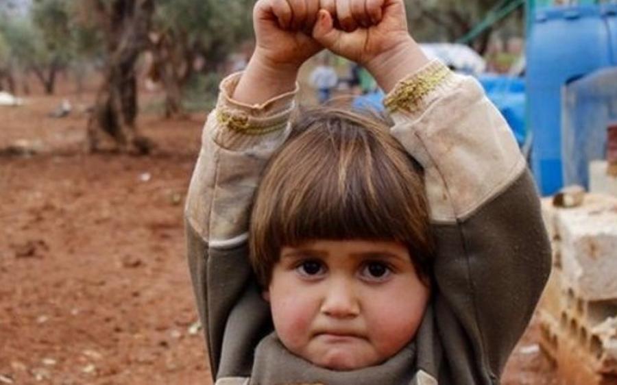 تم الكشف عن ملتقط صورة الطفلة السورية التي استسلمت للكاميرا ظناً أنها سلاح