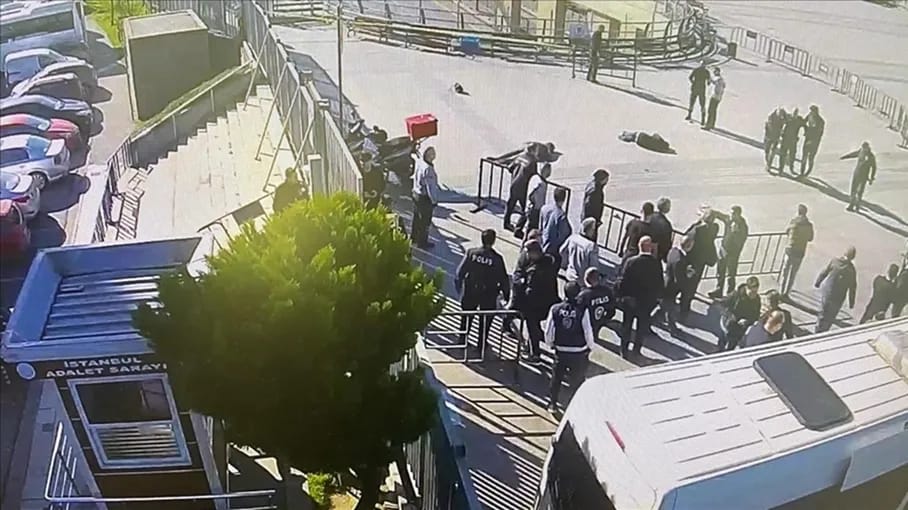 لحظة وقوع هجوم إسطنبول الإرهابي والذي قتل على إثره شخصان وأصيب 5 آخرين