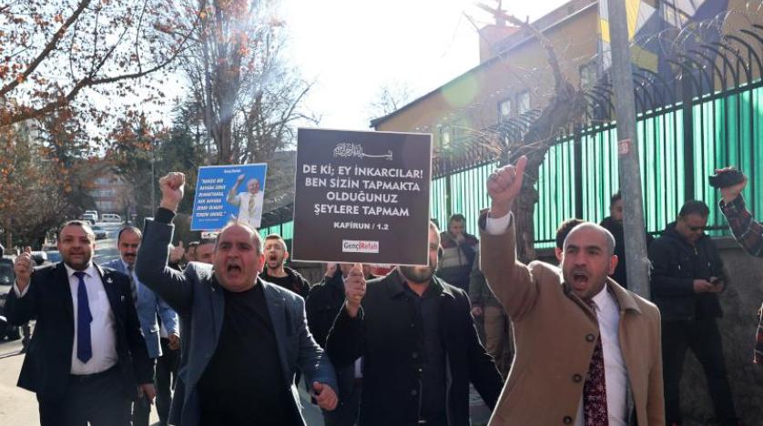 تظاهر الجالية العربية في تركيا ضد حرق القرآن في السويد