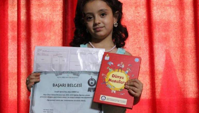 "المترجمة الصغيرة".. سورية تلفت نظر الأتراك بإتقانها لغتهم وتعليمها للأطفال