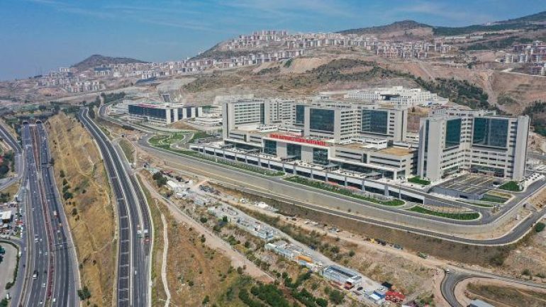 وزير الصحة التركي يعلن افتتاح مستشفى إزمير في الولاية..