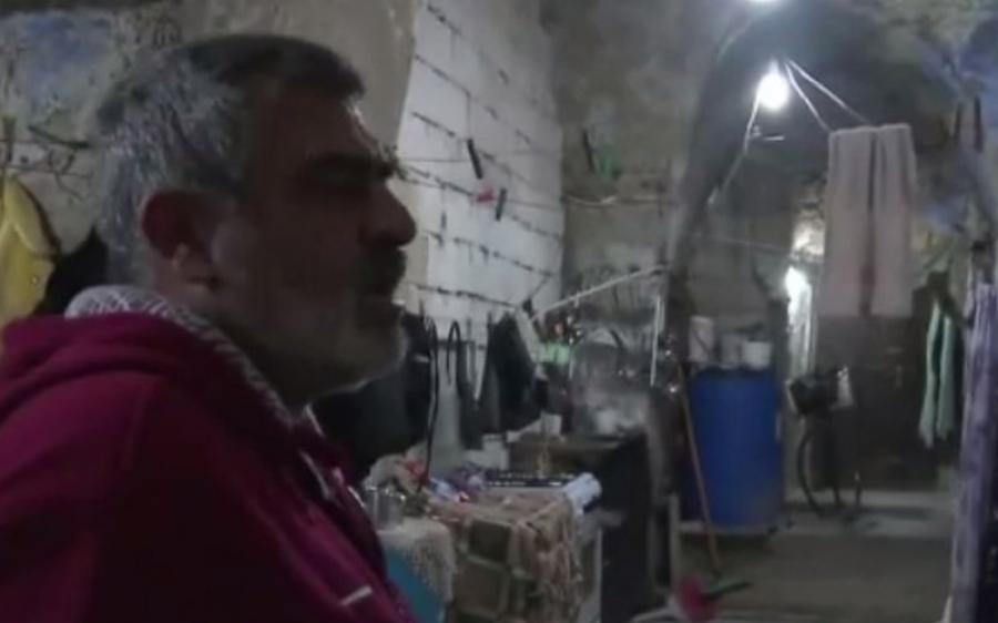 كنيس مهجور يتحول إلى مأوى لعائلات سورية و فلسطينية في لبنان