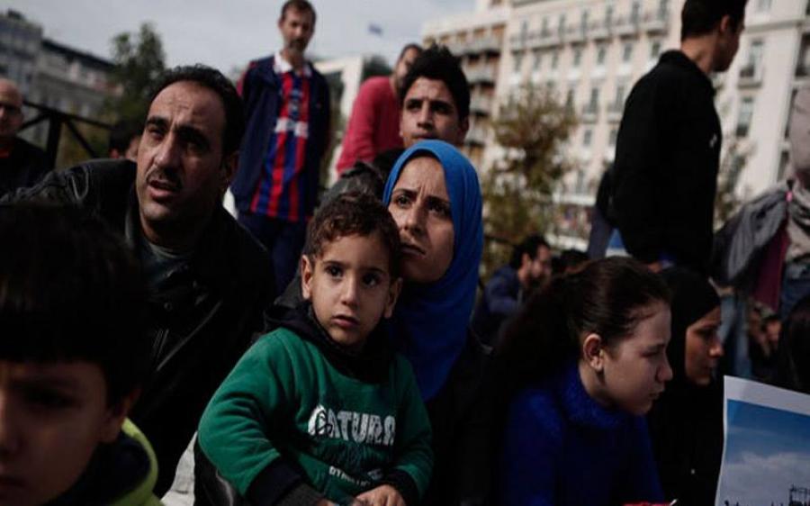 اللاجئون السوريون المعتصمون في أثينا يقبلون بعرض الداخلية اليونانية