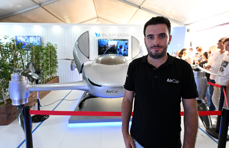 سيارة AirCar الطائرة تبهر زوار  مهرجان تكنوفيست لتكنولوجيا الطيران في إزمير