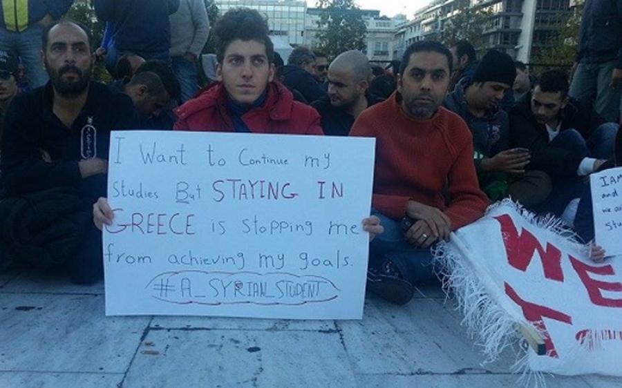 السوريون يواصلون اعتصامهم أمام البرلمان اليوناني و يرفضون عرضاً بمنحهم جوازات سفر مقابل اللجوء في اليونان