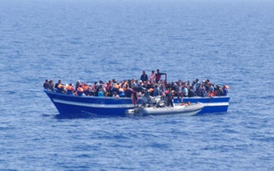 خفر السواحل الإيطالية تنقذ ٢١٠٠ مهاجر غير شرعي
