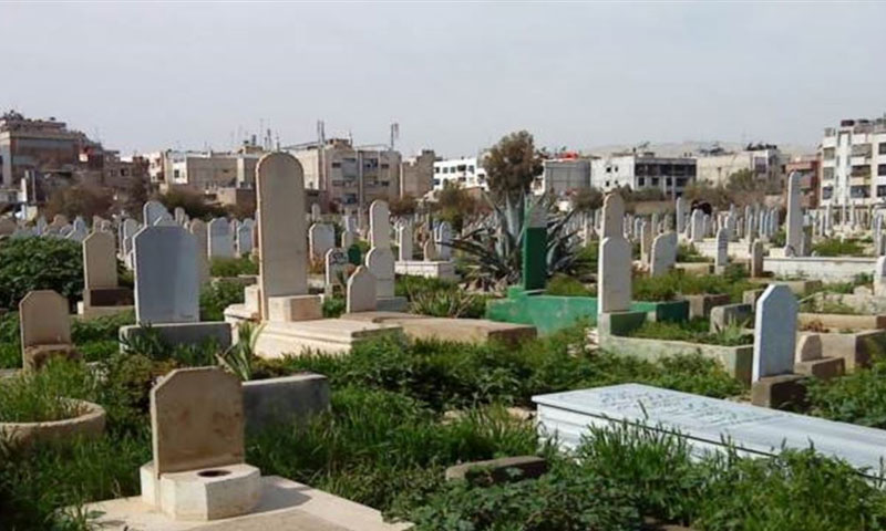 ردًا على نبش قبر طفل.. لبناني يقدم أرضًا لدفن السوريين