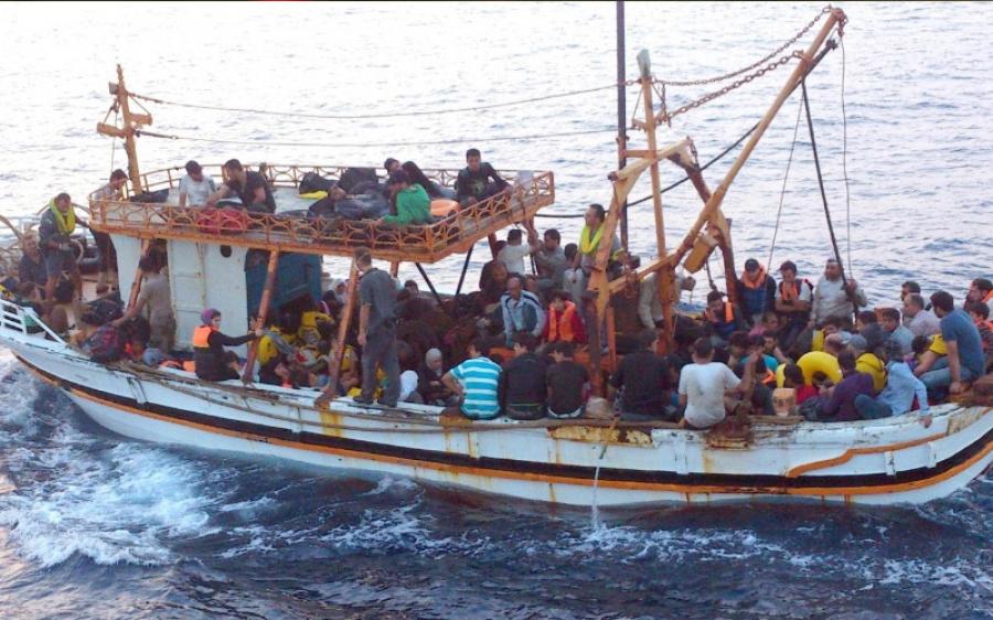 توقيف باخرة مهاجرين غير شرعيين قبالة سواحل 