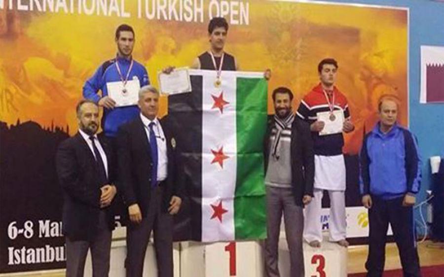“مهند العلي” يتغلب على منافسه الايراني ويحرز ذهبية في بطولة تركيا للكاراتيه