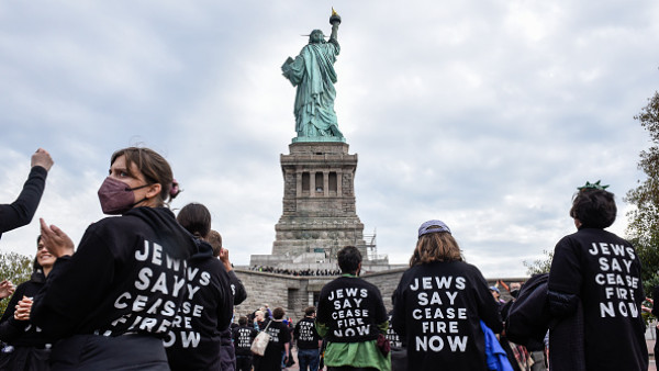 نشطاء يهود يحتلون تمثال الحرية لوقف إطلاق النار في غزة